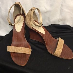 Cute Enigma boutique summer wedge, size 8, tan